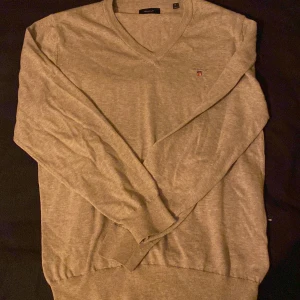 Gant sweatshirt - En gant sweatshirt ny skick! Fick den i present men aldrig använt pågrund av att de inte är min stil. 10/10 skick. Storlek M. Nypris cirka 800 säljer för 500 inklusive frakt.