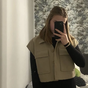 Väst  - Säljer min snygga väst som tyvärr inte kommer till användning längre. Snygg att ha över en svart tröja och perfekt nu till hösten. Använd några få gånger.  Skriv för frågor och bilder!