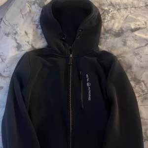 Sail racing kofta - Svart sail racing. Inga fläckar eller sönder någonstans. Använd några gånger köpt för 1 år sen. Köpare står för frakt💕