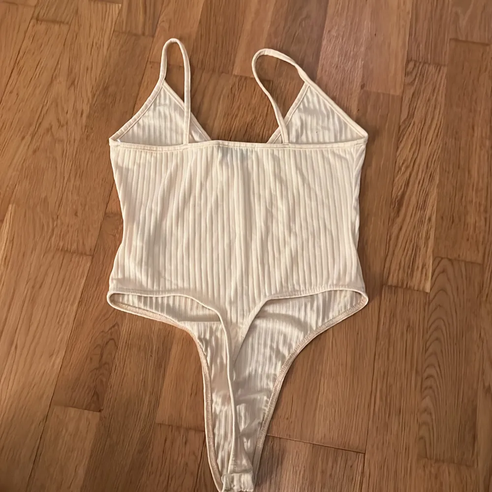 Säljer nu denna body från Missguided då den var för stor så den är enbart testad!💕 Vill ni ha fler bilder så går de självklart att lösa!💕. Toppar.