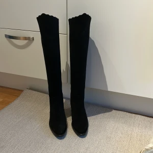 Primeboots overknee  - Overknee boots i äkta mocka och skinn. Guldig dragkedja. Storlek 36. Nytt pris: 4300kr Mitt pris: 1000kr