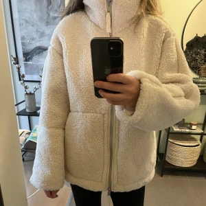 Populär pilejacka från HM - Säljer den populära pilejackan från hm då jag inte använder den! Använd fåtal gånger men är som i nyskick! Inköpt för 549 men säljer för 449 kr! Storlek Xs men passar även S och M.