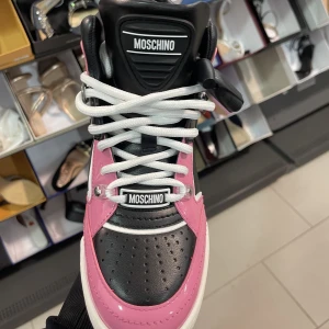 Moschino sneakers  - Helt nya sneakers från moschino. Bara testade och aldrig använda. Har i storlek 36/38