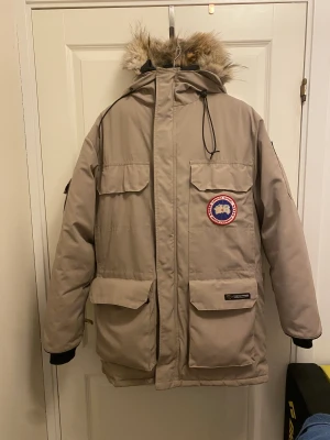 Vintage Canada Goose - Vintage canada goose parkas i superskick Står xs i storlek men passar mig som är 176 och är fortfarande rymlig så skulle säga att den är s-m Nypris ca 20 000  
