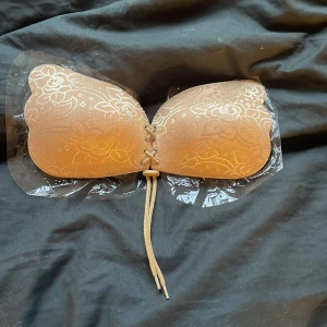 stickybra  - En stickybra i storlek 70/75 a/b, man kan spänna ut och in den efter passform😊 Klistret håller väldigt bra och länge😃 ENBART TESTAD PÅ🥰