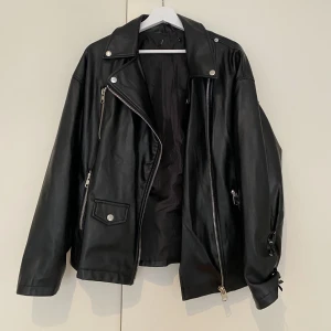 Skinnjacka  - Skinnjacka i imitationsläder. Oversize fit. Supersnygg men kommer dessvärre inte till användning 