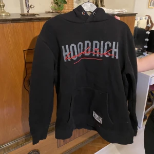 hoodrich hoode - säljer min hoodrich hoodie pga den inte kommer till användning inga skador bara någon fläck men tvättar såklart tröjan innan jag säljer den. nypris 700 säljer för 300