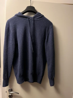 Soft Goat hoodie - En blå hoodie i 100% kashmir från märket soft goat. Storlek L