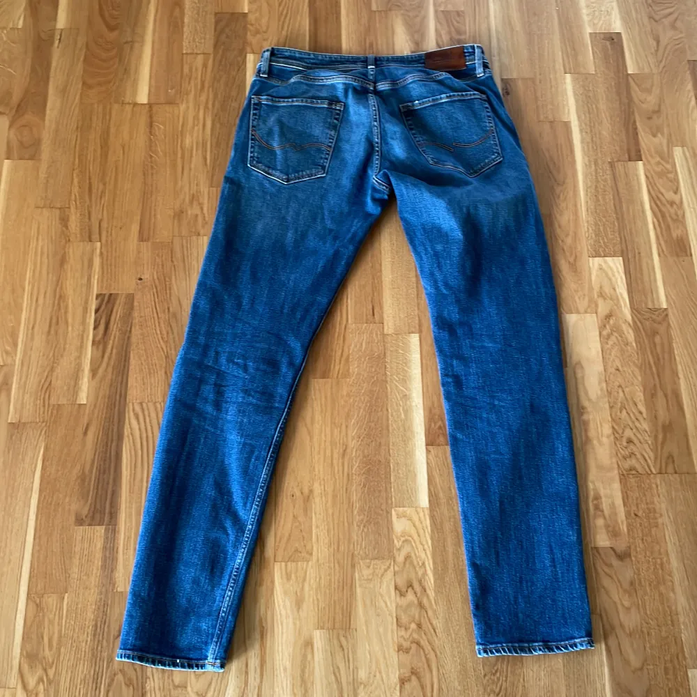 Blåa jeans från Jack and Jones bra skick 8/10 . Jeans & Byxor.