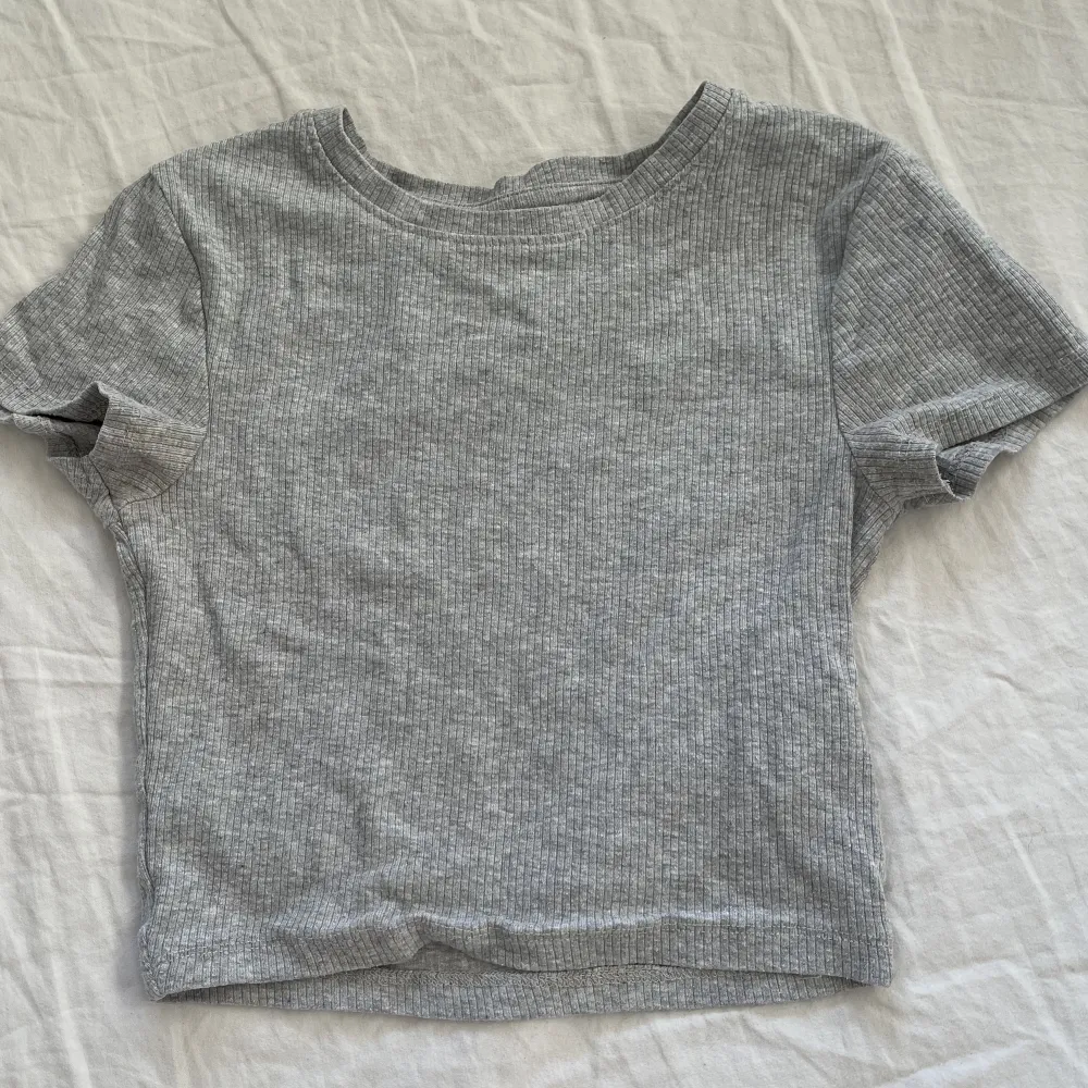 Säljer två basic tshirts. Nästan aldrig använda och i väldigt bra skick. Kan säljas styckvis. 💓. T-shirts.