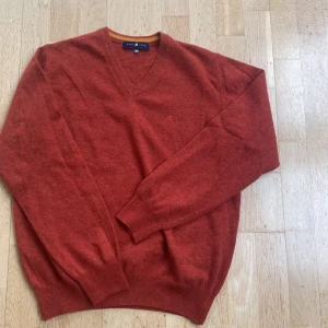 Stickad ulltröja, Park Lane, storlek S - Använd 1-2 gånger, närmast nyskick. Vacker terracotta/roströd höstfärg. Lammull 80%, nylon 20%.