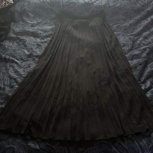Svart kjol från primark i storlek S. Ljuset gör att kjolen ser lite ljusare ut än vad den är. 🤍💕🍂 Använd gärna ”köp nu” 🫶🏻