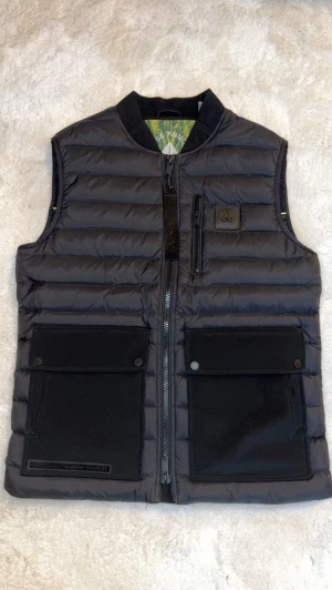 Väst - En väst, väldigt varm . Ny pris 6000