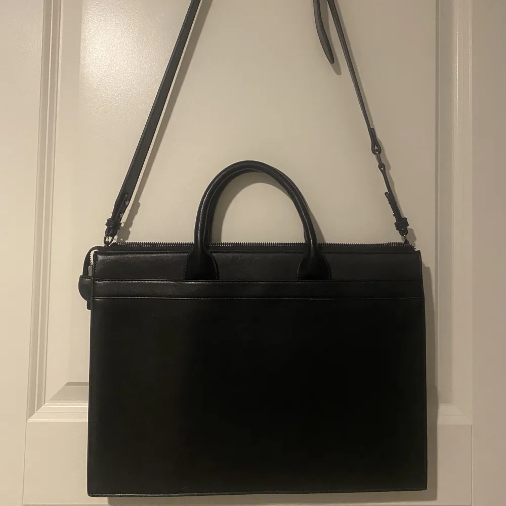 modellen Harper Backpack i färgen Eagle Black. Använd 1 gång (nyskick). En elegant modell med metalldetaljer i mörk silver. Den är gjord i djurfria material. Kan bäras som en crossbody-väska eller handväska. Originalpris:1499kr. Skriv privat för mer info😊. Övrigt.