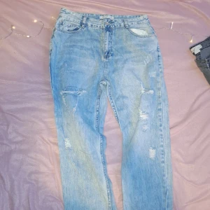 Tre par jeans - Blåa högmidjade rippedjeans i storlek 42, Gråa lågmidjade jeans i storlek 44, Kamoflerade högmidjade jeans i storlek 40  Köp alla paren för 275kr eller ett par för 100kr styck. Alla par i nyskick  Finns att hämta i nymölla eller köparen står för frakt. 