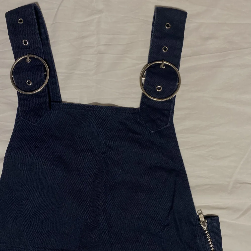 Mörkblå hängselklänning från Monki med dragkedja på sidan samt justerbara band. Har både en i storlek 38 & en i storlek 40, dem kostar båda 90kr/st💗. Klänningar.