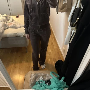 Juicy set  - Säljer detta juicy couture set i bra skick, endast använd ett fåtal gånger. Storlek Xs 1200 kr tillsammans 