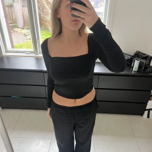 Topp  - Jättefin urringad tröja från zara. Finns inte längre o köpa❤️