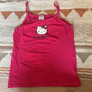 Rosa Hello Kitty linne  - Passar storlekar från xxs till l, väldigt stretchig. Glittriga detaljer vid sömmarna, bra skick.