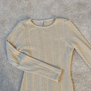 Stickad klänning  - En ljus stickad klänning. Färgen framkommer inte riktigt på bild då den är ljusare i verkligheten. Endast använd vid ett fåtal tillfällen och är som ny köpt för 500 mitt pris 200. Klänningen slutar strax över knäna på mig som är över 170 cm💞