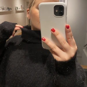 Stickad tröja - Säljer denna svarta stickande tröja ifrån bikbok i alpaca blend!! Använd men i superfint skick!!!