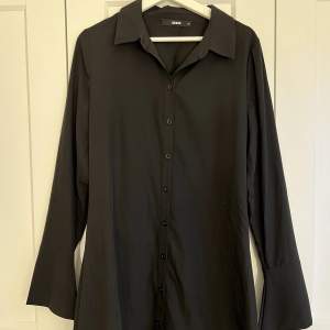 Oanvänd skjortklänning från Bikbok, storlek M. Köpt för 499kr