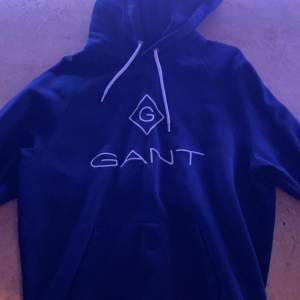 Helt ny Gant hoodie, aldrig användt, fått i present men alldeles för stor för mig.