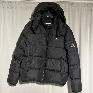 Calvin Klein Jacka - Utmärktskick, använd en vinter, inga deffekter. Nypris: 2000kr, mitt pris: 1300 + frakt