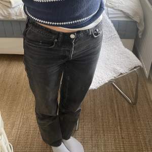 Svarta/gråa jeans från Zara i strl. 36. Något mellanting mellan lowwaist och midwaist skulle jag nog säga. Perfekt längd på mig som är 175 cm. 🙌