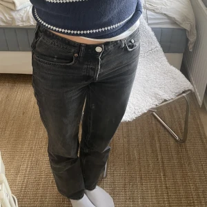 Svarta midwaist/lowwaist jeans Zara - Svarta/gråa jeans från Zara i strl. 36. Något mellanting mellan lowwaist och midwaist skulle jag nog säga. Perfekt längd på mig som är 175 cm. 🙌