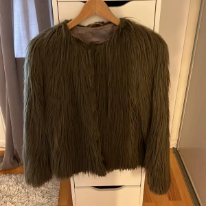Trendig pälsjacka från vero Moda. - Säljer min pälsjacka från vero Moda, aldrig Andvänd. Storlek xs men passar s också.