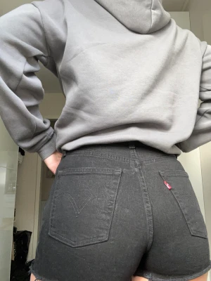 Levi’s jeansshorts  - Super fina och bekväma, stängs med knappar, högmidjade, tyvärr en missfärgning (se sista bilden), annars väldigt fint skit 