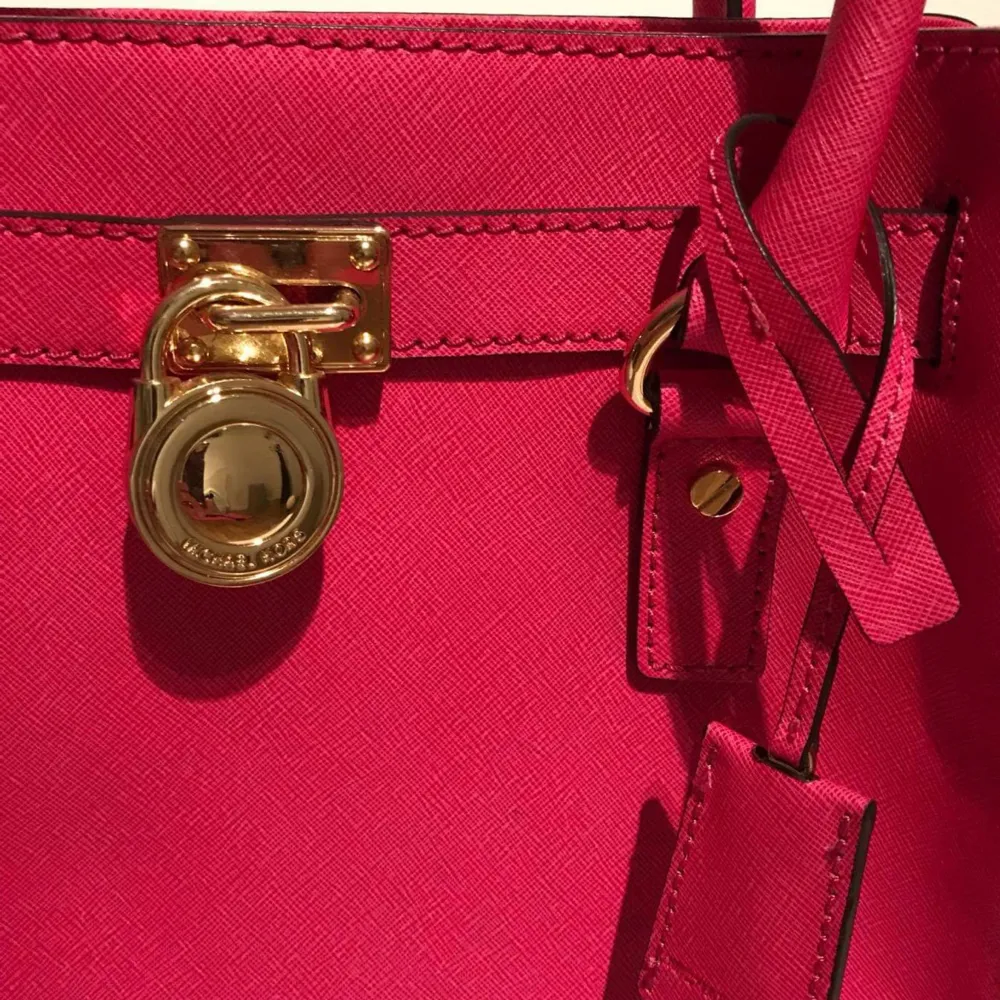 ÄKTA, OANVÄND MICHAEL KORS VÄSKA - MODELL: HAMILTON SÄLJES! Denna variant går inte att få tag i längre, väskan har varit i sin dustbag hela tiden och den får man självklart också med vid köpet.  Kan mötas upp i Kristianstad med omnejd, Malmö & Jönköping.. Väskor.