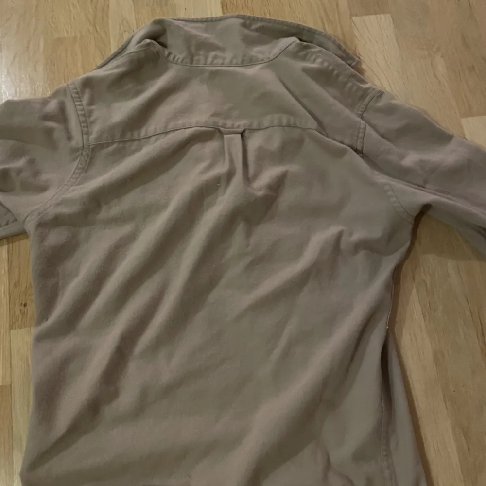 Säljer nu min overshirt då jag inte använder den.  Använd kanske 5-6 gånger  Storlek xs men passar s . Skjortor.