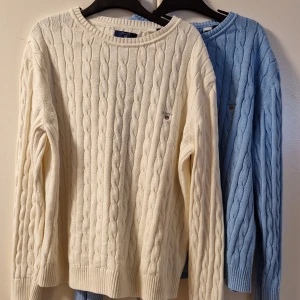Gant Kabelstickad tröja - Säjer nu en blå och en vit kabelstickad Gant tröja eftersom jag har växt ur dem. Inga repor eller märken. Skick: 8/10. Storlek: 158/164.  Pris: 250kr styck eller 400kr för båda. Nypris: 900kr styck