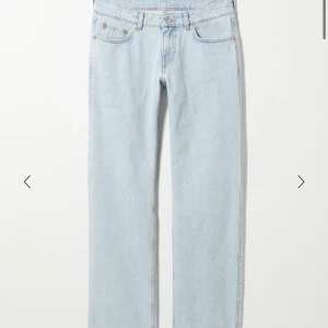 Lågmidjade jeans - Lågmidjade jeans i pin mig straight modellen. Använda 5 gånger Max tvättade 2 gånger så i väldigt gott skick 💕säljer då de tyvärr har blivit försmå💕nypris ca 590kr 