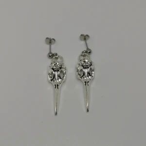 Örhängen ~raven~ - Örhängen som är gjorda/designade av mig. De är nya/oanvända. Stift/studs i rostfritt stål. (frakt: 15 kr för frimärke) 