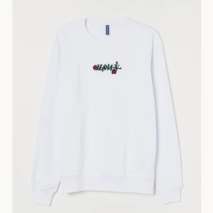 Sweatshirt  - En sweatshirt i bra skick med en liten fläck längst ner på ärmen som inte märks.