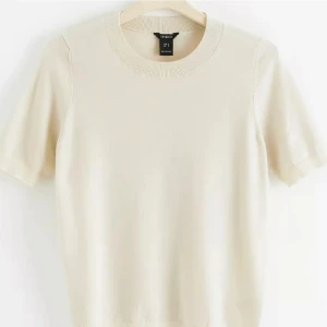 Stickad T-shirt  - Stickad t-shirt ifrån Lindex.  Endast använd ett par gånger och är som ny😊 storlek M men funkar även som en storlek S!