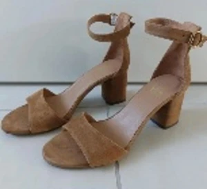 Billibi storlek 39, nyskick - Så fina Billibi i äkta mockaskinn, stl 39, normal i storleken. Kamelfärgade. Säljes för 400:-, nypris 1400 DKK. Nyskick.