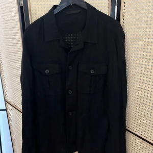 Oscar Jacobsson Overshirt - Hej! Säljer nu min fräscha Oscar Jacobsson Overshirt i storlek M. Overshirten är väldigt snygg och passar perfekt över en skjorta, nypris är 2799🙌