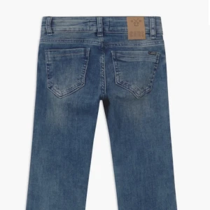Cars jeans - Nu säljer jag mina jättesnygga,trendiga, low waist,bootcut jeans! Då de tyvärr är lite långa på mig (jag är ca 147cm) Jeansen har en liten defekt som man kan se på den 3e bilden som säkert går att laga men annars är dem i nyskick nypris ca 500kr😍🙌 
