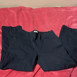 Marinblå byxor - Aldrig använd och basic.