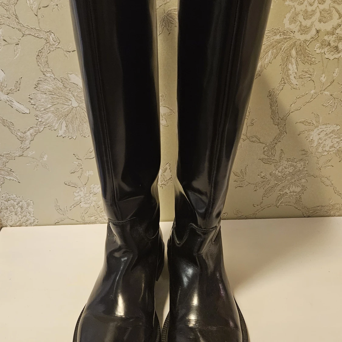 Svarta läderstövlar stl 37