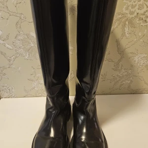 Svarta läderstövlar stl 37 - Säljer mina, tyvärr lite för små, svarta läderstövlar i stl 37. En LITEN 37 snarare som 36/36.5.  Köpta online på H&M för kanske 1 år sedan? Men endast använda två gånger pga för små.   Köptes för runt 1000 kr men säljer med 25% rabatt!