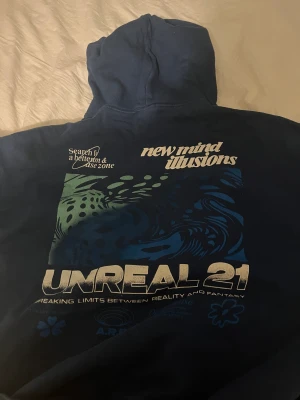 Blå hoodie från pull&bear - En fin blå hoodie med tryck på ryggen i storlek S