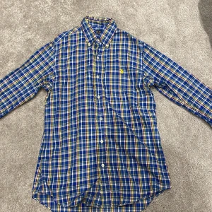 En ralph lauren skjorta. - Storlek S men passar m . Pris 350. Bra skick.