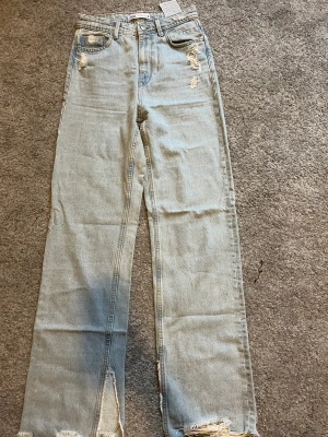 Zara jeans  - Knappt använda Skriv om du vill se hur dom är på Är långa i benen för dom passar mig som är 180