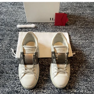 Valentino  - Säljer mina valentino skor då dom inte kommer till användning, snöret finns dock inte kvar , inte heller lådan till skorna, skriv privat för frågor 