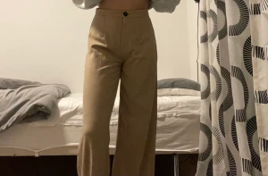 Berskha byxor - Säljer dom på grund av att dom passar inte mig längre men ändå väldigt snygga och bra kvalitet. Med bra skick!